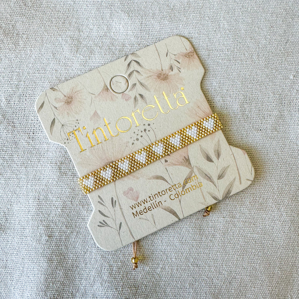 Pulsera tejida corazones blancos