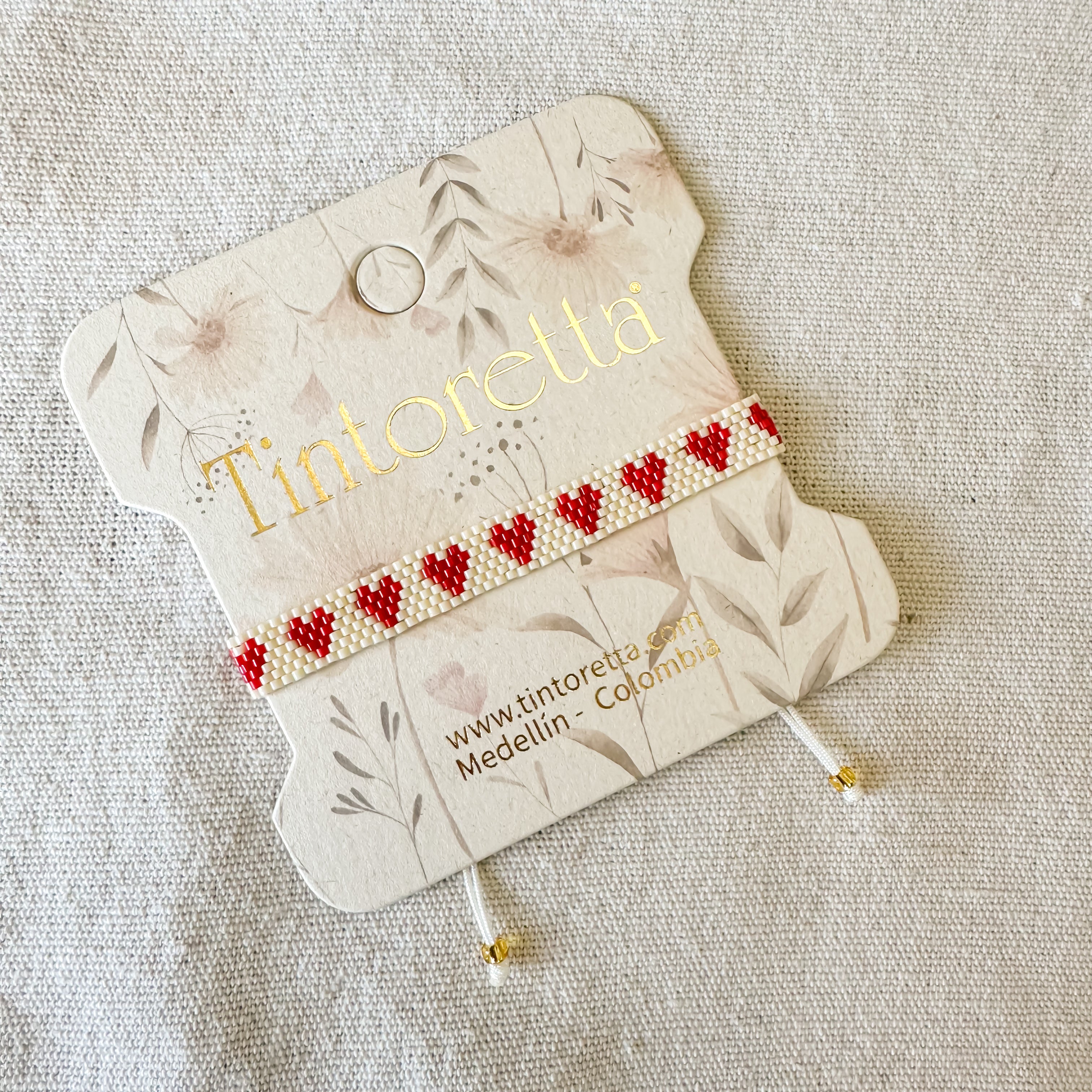 Pulsera tejida corazones rojos 